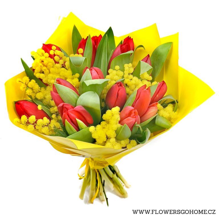 Kytice tulipánů s mimosou